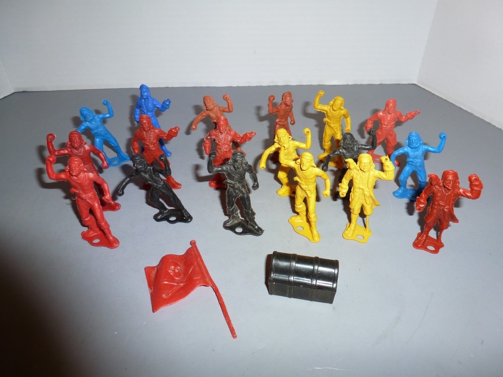 MPC PIRATE FIGURES PLUS FLAG AND TREASURE CHEST