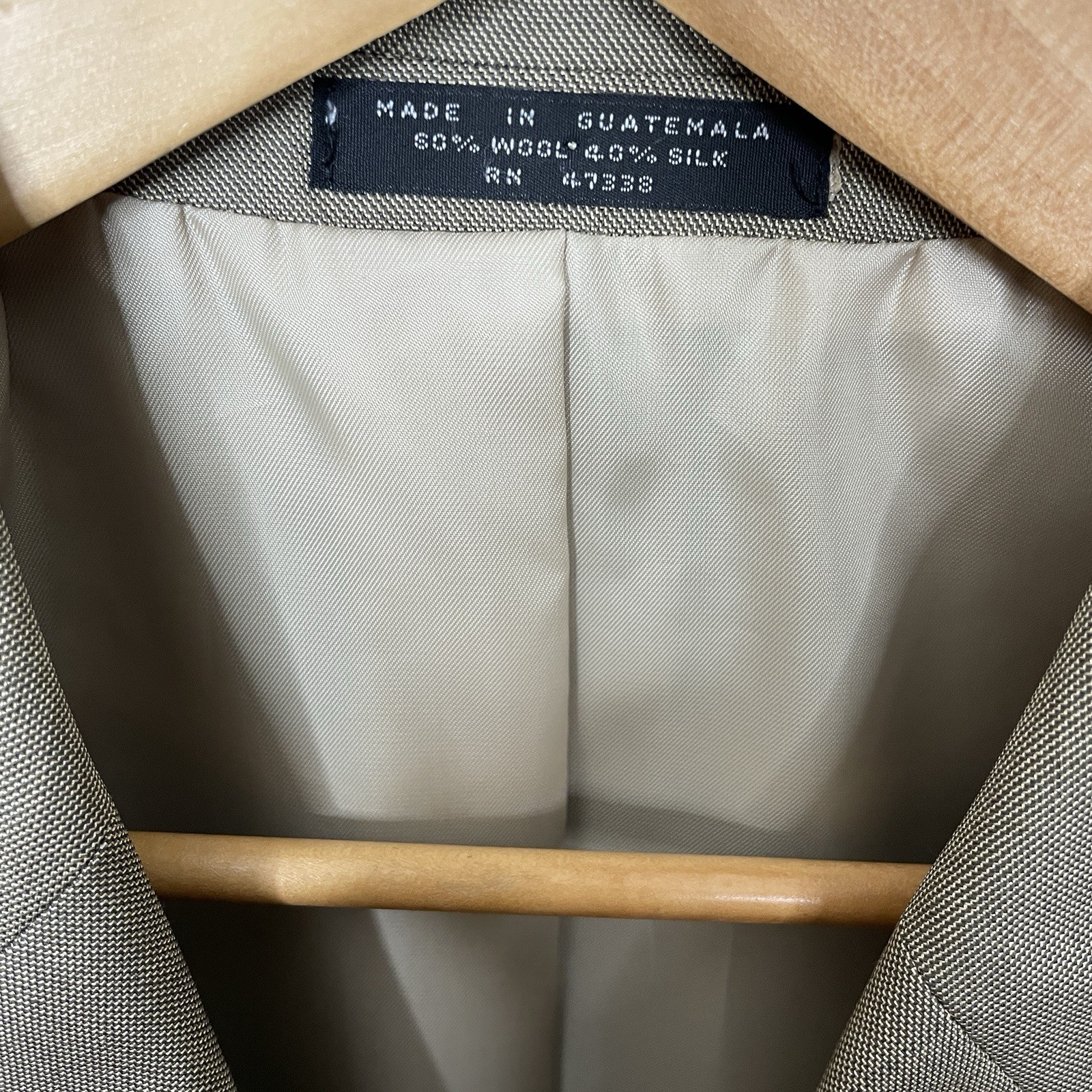 Jones New York 2 Piece Suit Mens 40S 32x30 Beige Solid Wool Silk Three Buttons