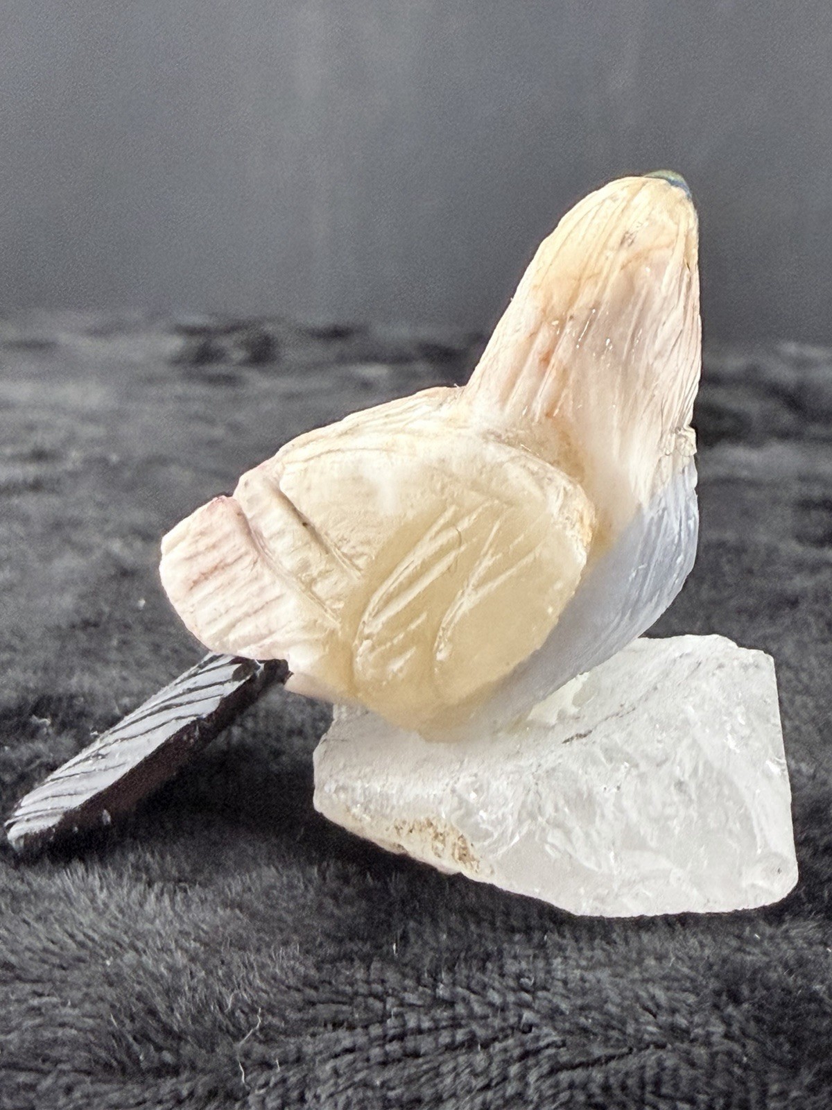 Gemstone Bird Sculpture on Mineral Base. 22 g. 39x34x33 mm