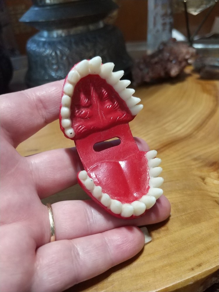 Vintage 1995 StreetWise designs plastic teeth