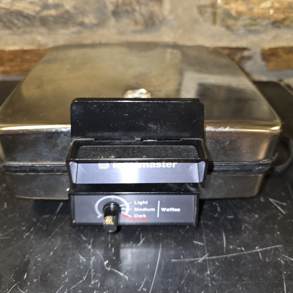 Toastmaster Pizzelle Cookie & Waffle Maker Reversible Plates Model 290A