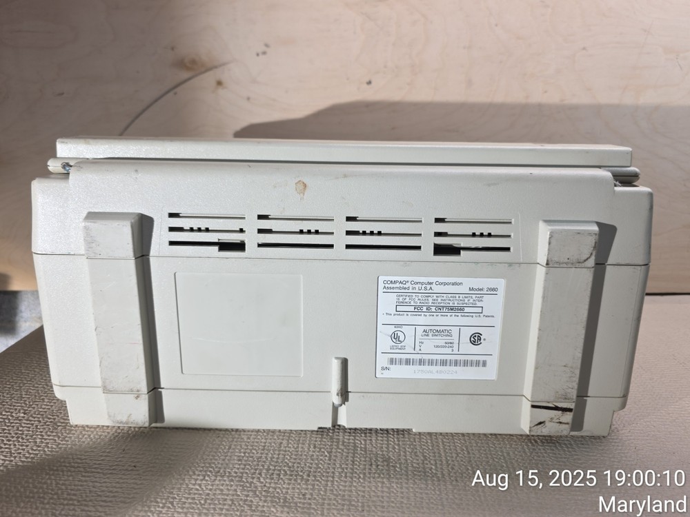 Vintage COMPAQ Portable III Computer Model: 2660 - Powers ON