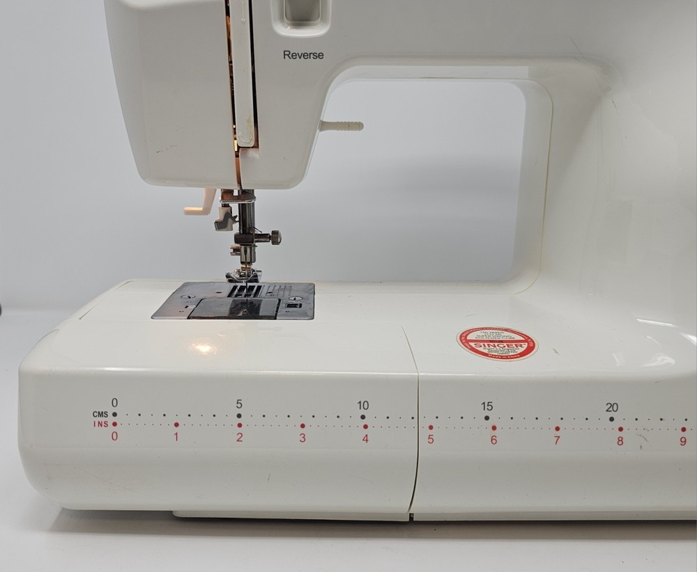 Singer Scholastic Model 6510 Sewing Machine with Pedal And Storage Case. Tested