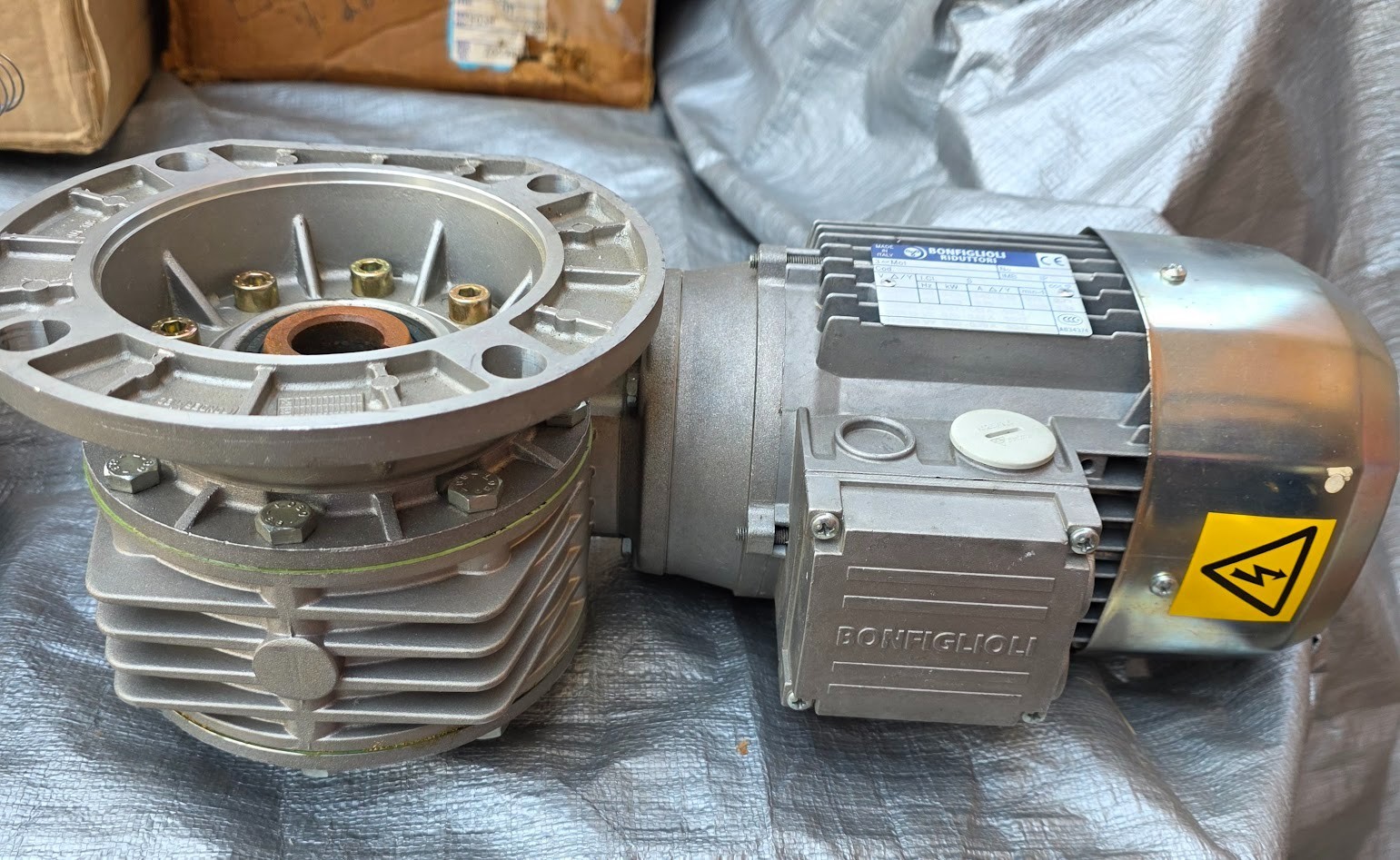 BONFIGLIOL RIDUTTORI VF63 All specifications are embosed on the motor.