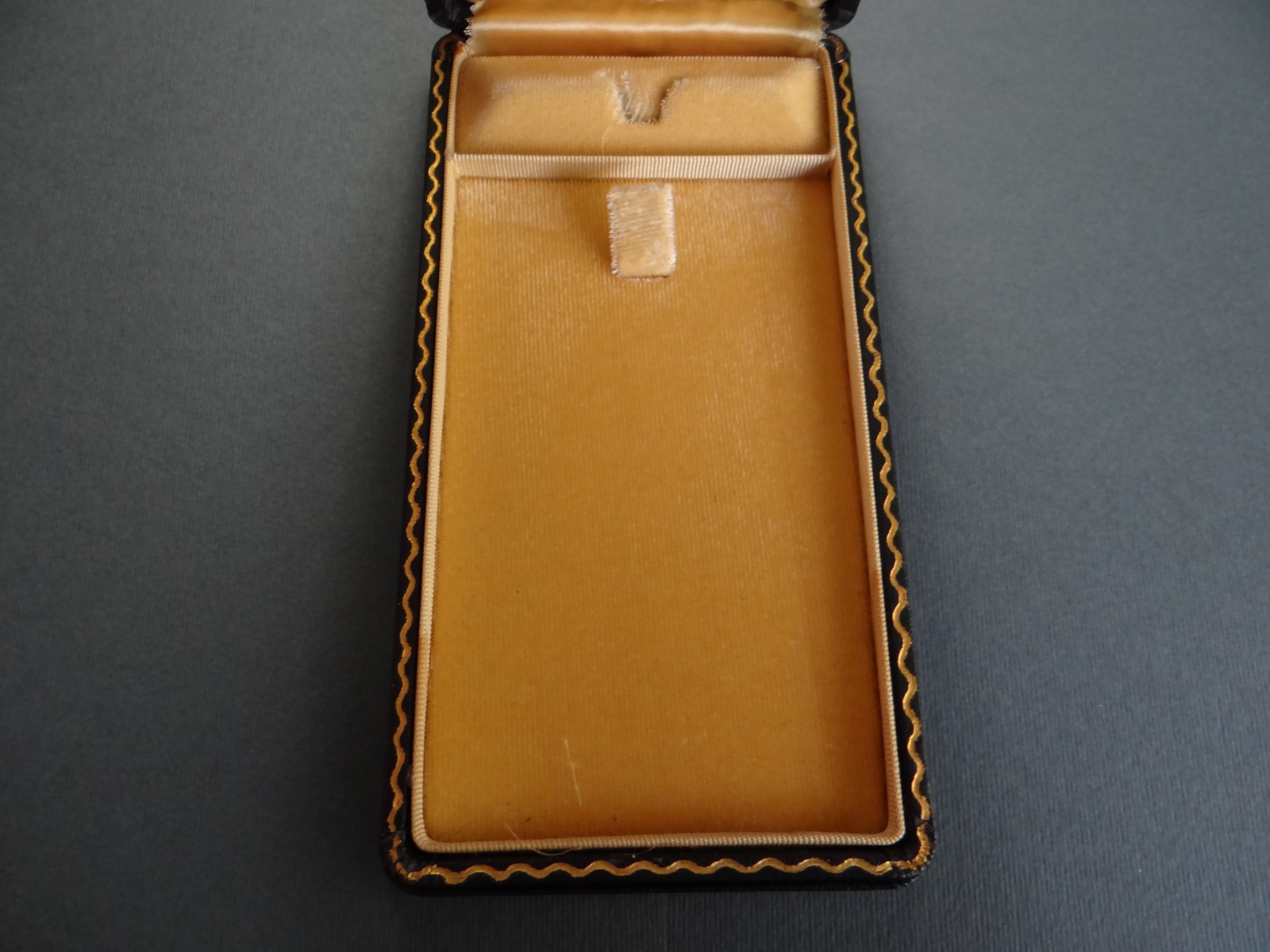 WWII US Army Air Force Distinguished Flying Cross Case for Full-Size Medal