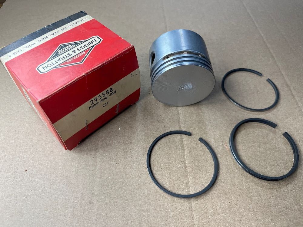 Briggs & Stratton 295588 PISTON ASSY-010