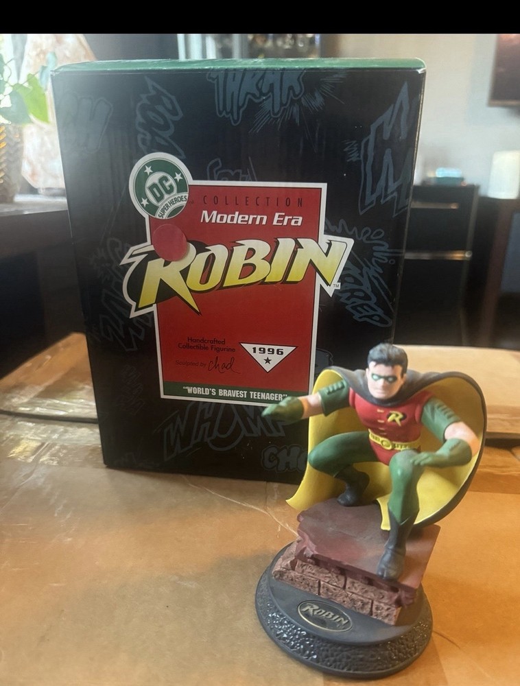 Hallmark Modern Era Robin. 1996 With Box
