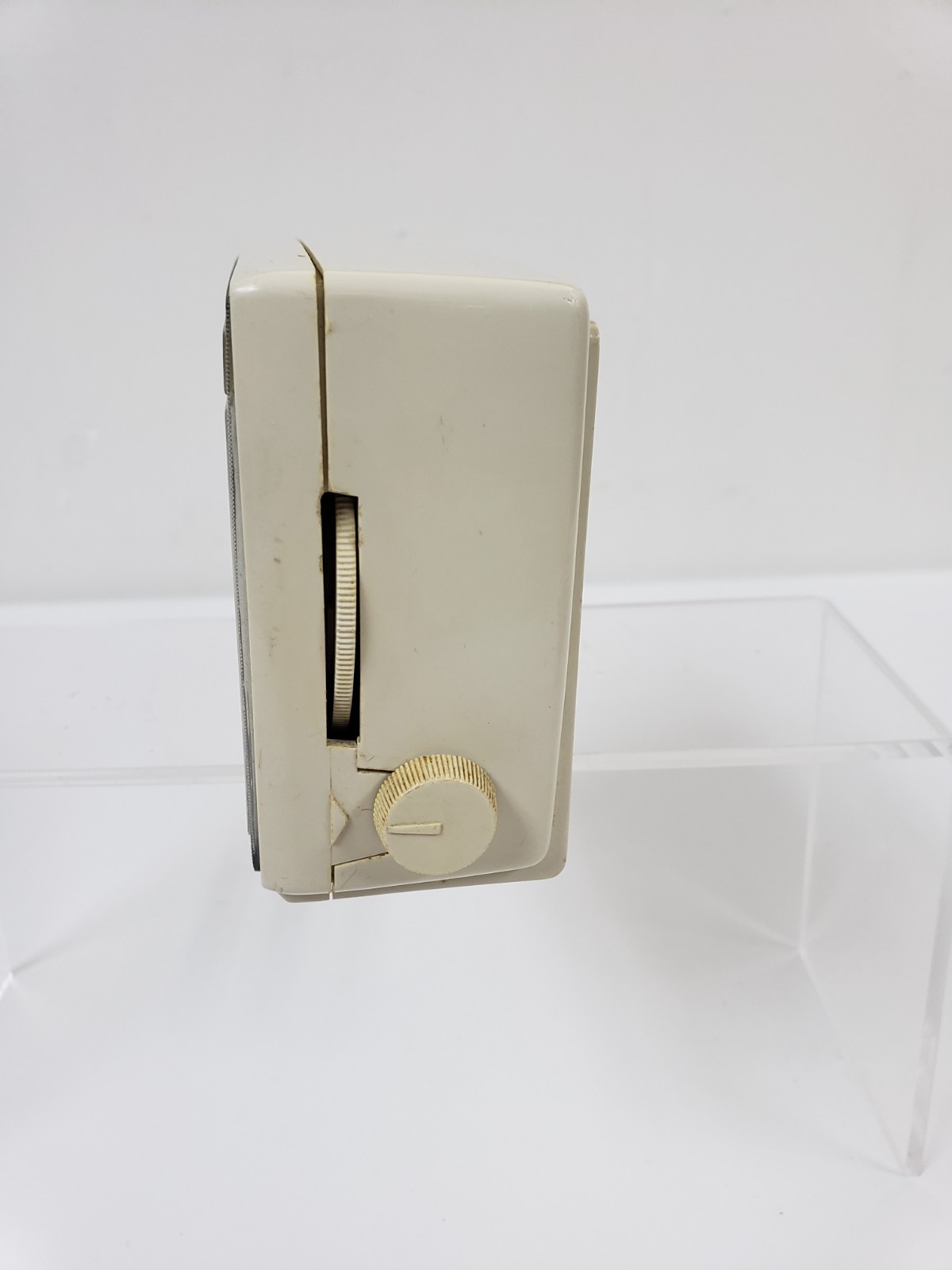 General Electric (GE) Deluxe 7 Transistor Radio Silver cream color UNTESTED