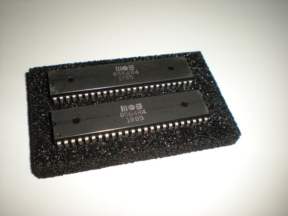 MOS 8564R4 Composite NTSC (not PAL) 40 column Commodore 128 video chip. 8564 R4
