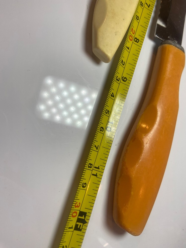 2 VINTAGE BAKELITE HANDLED KITCHEN/PARING KNIVES