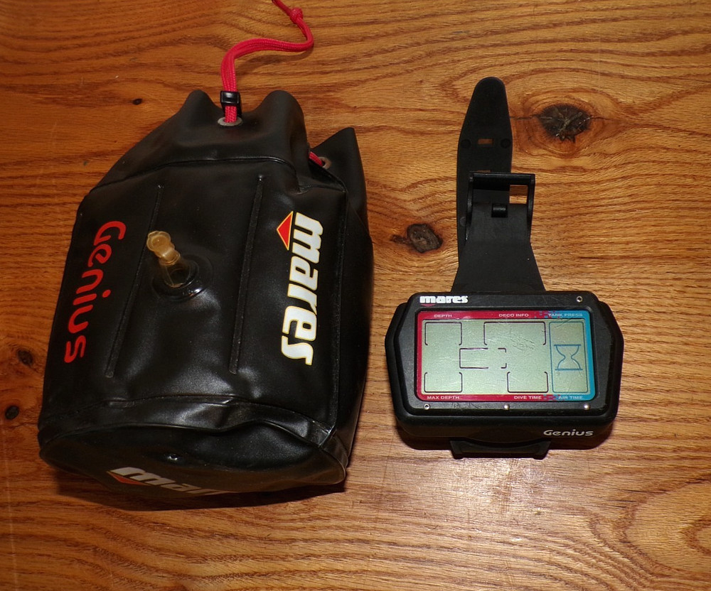 Mares Genius Dive Computer with Wrist Strap - Untested