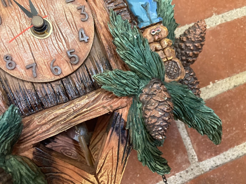 WMG 2005 Rustic FREEDOM Eagle Cuckoo quartz Chime Clock with pinecones