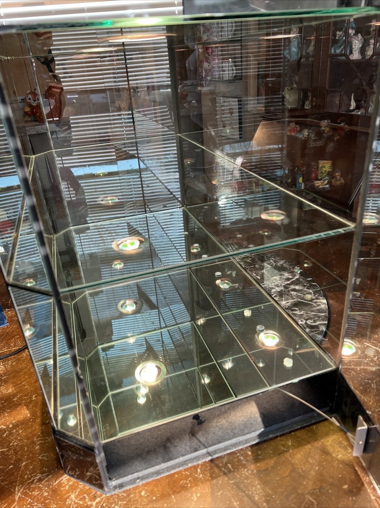 1990 HUMMEL STORE DISPLAY CASE, BEAUTIFUL SOLID CASE WITH 2 LOCKING DOORS