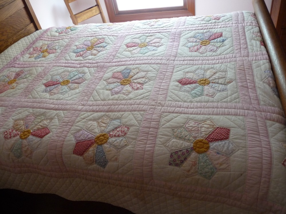 VINTAGE HAND MADE QUILT 96 x 80 DRESDEN PLATE PATTERN