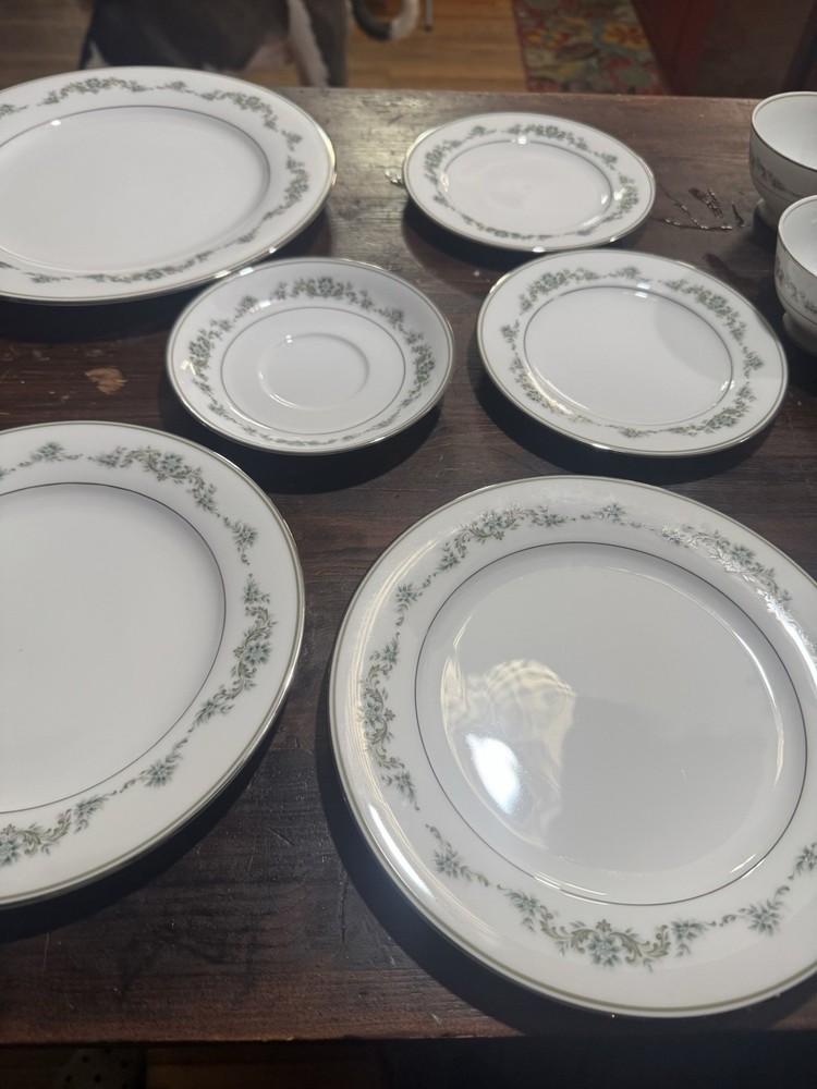 Noritake China Dinnerware 9 Pieces