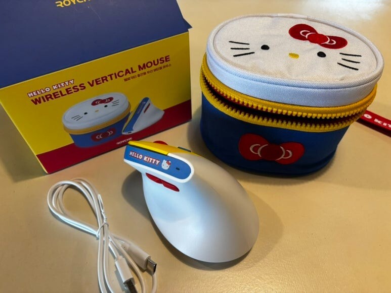 Sanrio Characters Ergonomics Vertical Wireless Mouse + Character Pouch Set