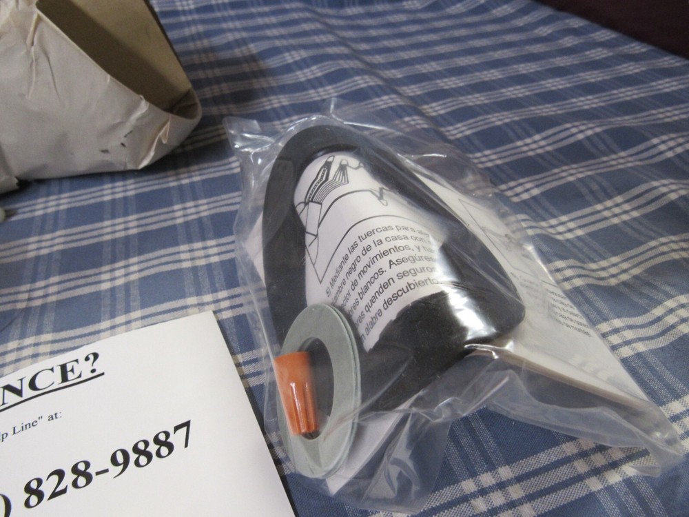 INTELECTRON Motion Detector with Security Light (New Open Box) FAST FREE SHIPPIN