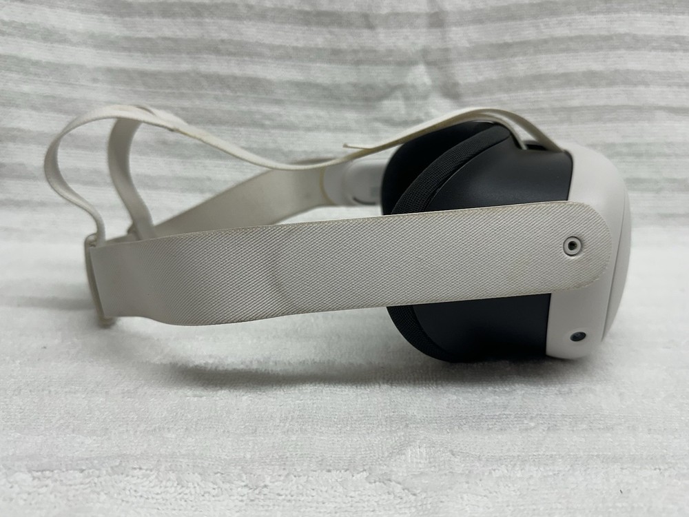 Meta Quest 3 128GB VR Headset w/ Case ***READ***