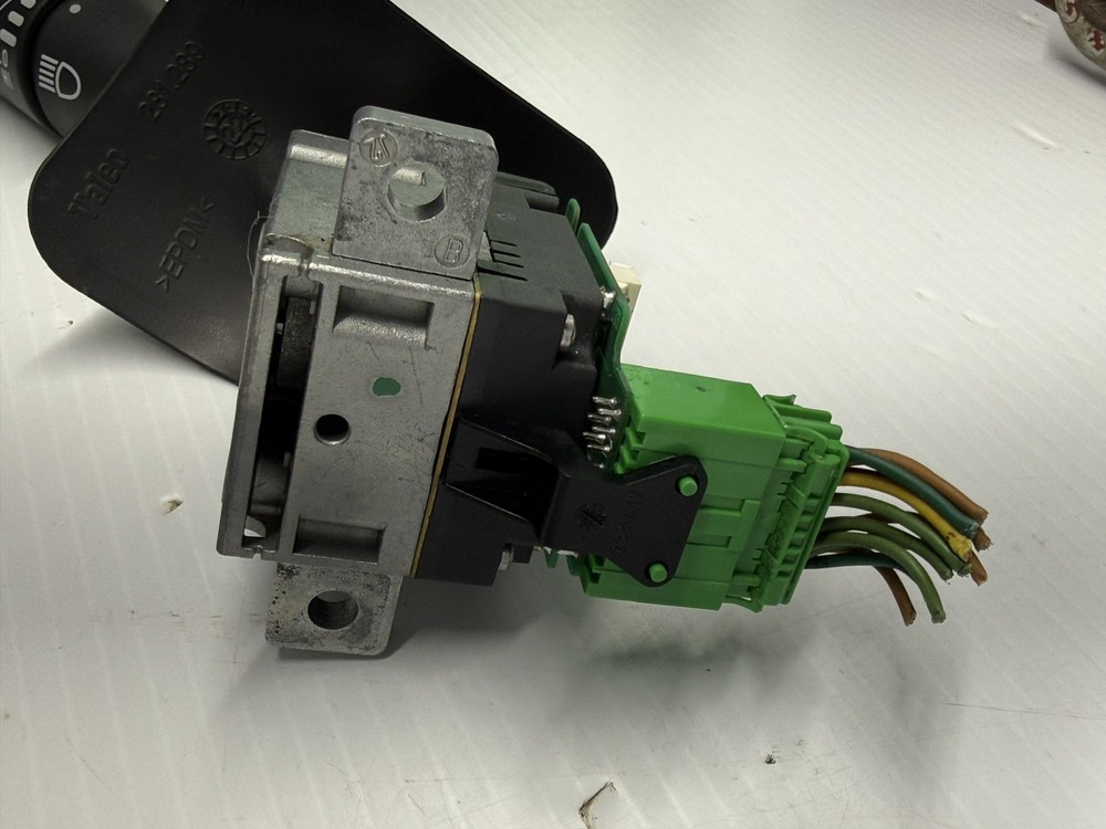 Used VALEO A06-52311-000 MULTI-FUNCTION TURN SIGNAL SWITCH FREIGHTLINER CASCADIA
