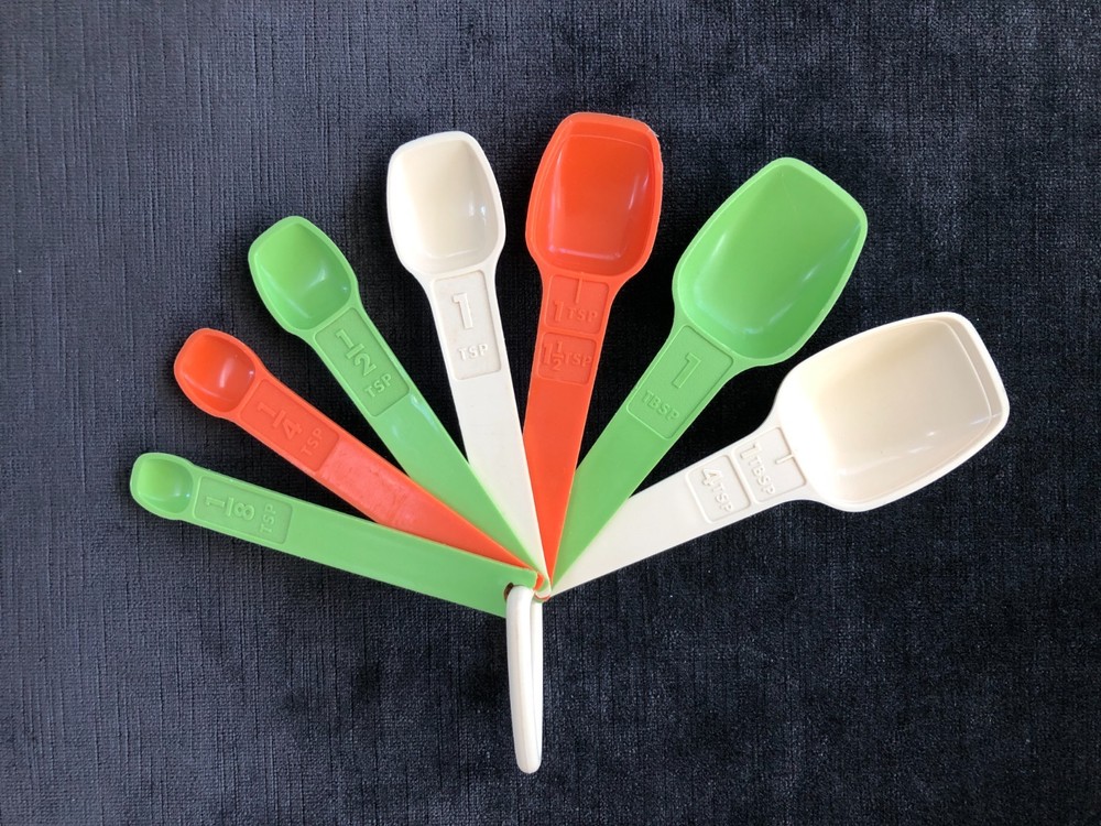 Vintage TUPPERWARE 7 Pc MEASURING SPOONS w/D Ring~COMPLETE SET~Nesting~RETRO~VGC