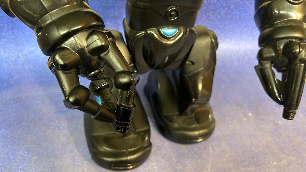 WowWee Black Robosapien RS Blue Interactive Robot Powers On (but no remote) FL