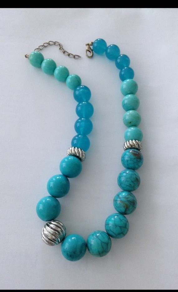 Beautiful turquoise colored beaded necklace