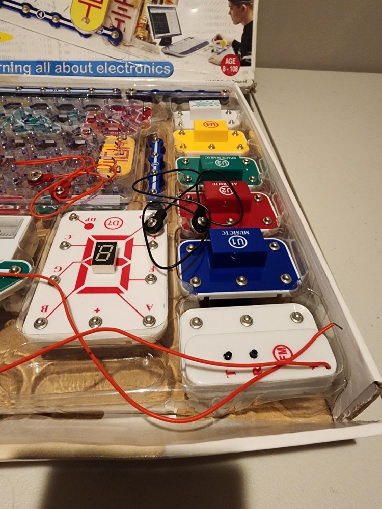 Electronic Snap Circuits 750, 300, 100 Experiment Kits - Incomplete