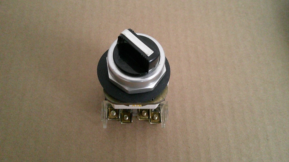 NEW OPEN BOX ALLEN BRADLEY 800T-H2, 2 POSITION SELECTOR SWITCH.