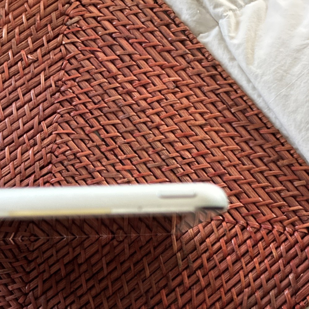 Apple iPad A1474 Silver Tablet Touchscreen Built-In Front Camera