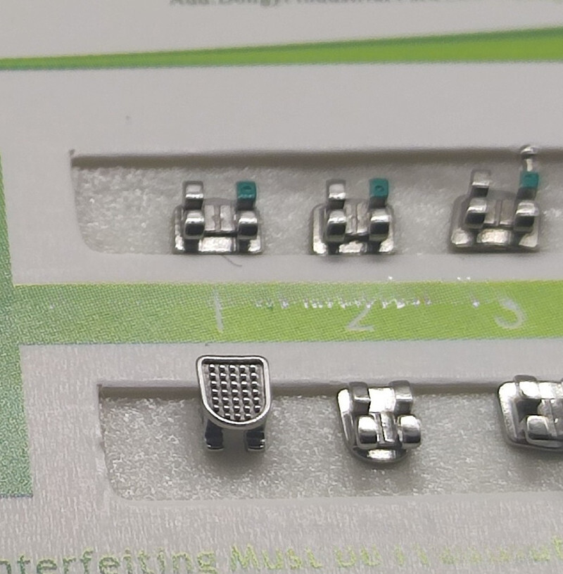 Dental orthodontic brackets - Mini straight wire brackets