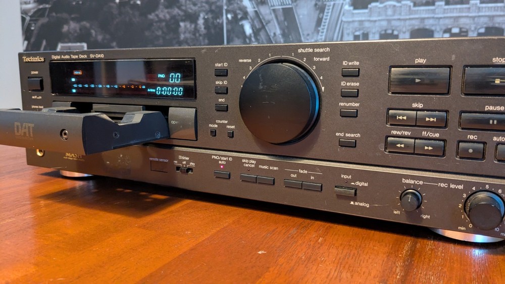 Technics SV-DA10 DAT Digital Audio Tape Deck (Powers on – For repair)