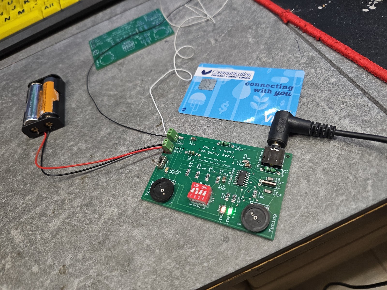 One IC 4 band Emergency Radio Kit. Receives AM FM SW1 SW2 It's a Fun DIY Kit !