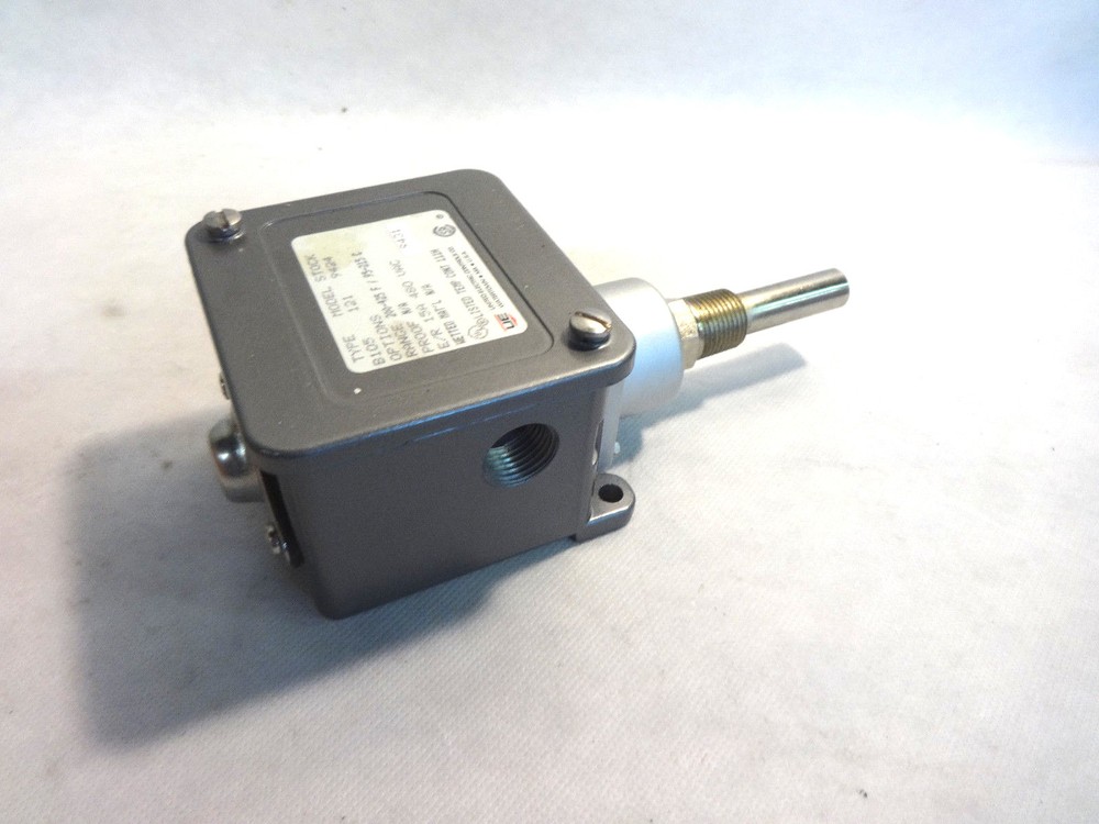 NEW UNITED ELECTRIC TYPE B105 MODEL 121 RANGE 200-425F TEMPERATURE CONTROLLER