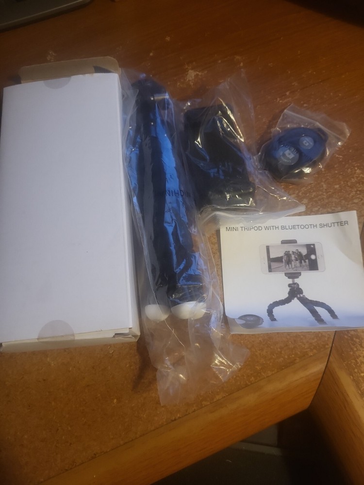 MINI TRIPOD WITH BLUETOOTH SHUTTER