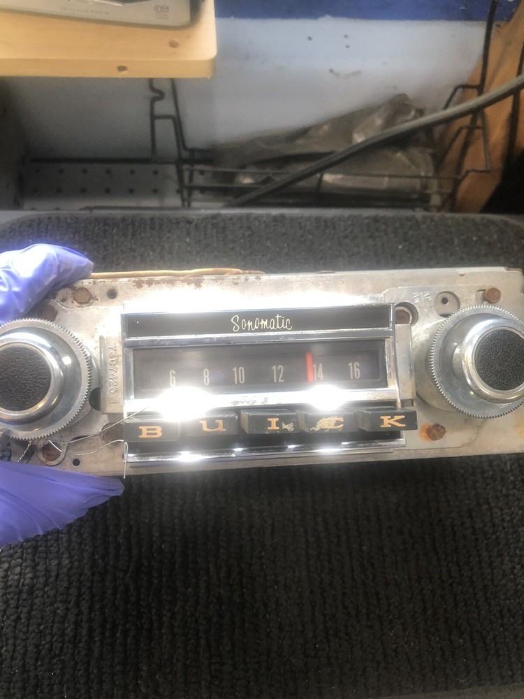 1968 BUICK AM PUSHBUTYON RADIO WITH KNOBS
