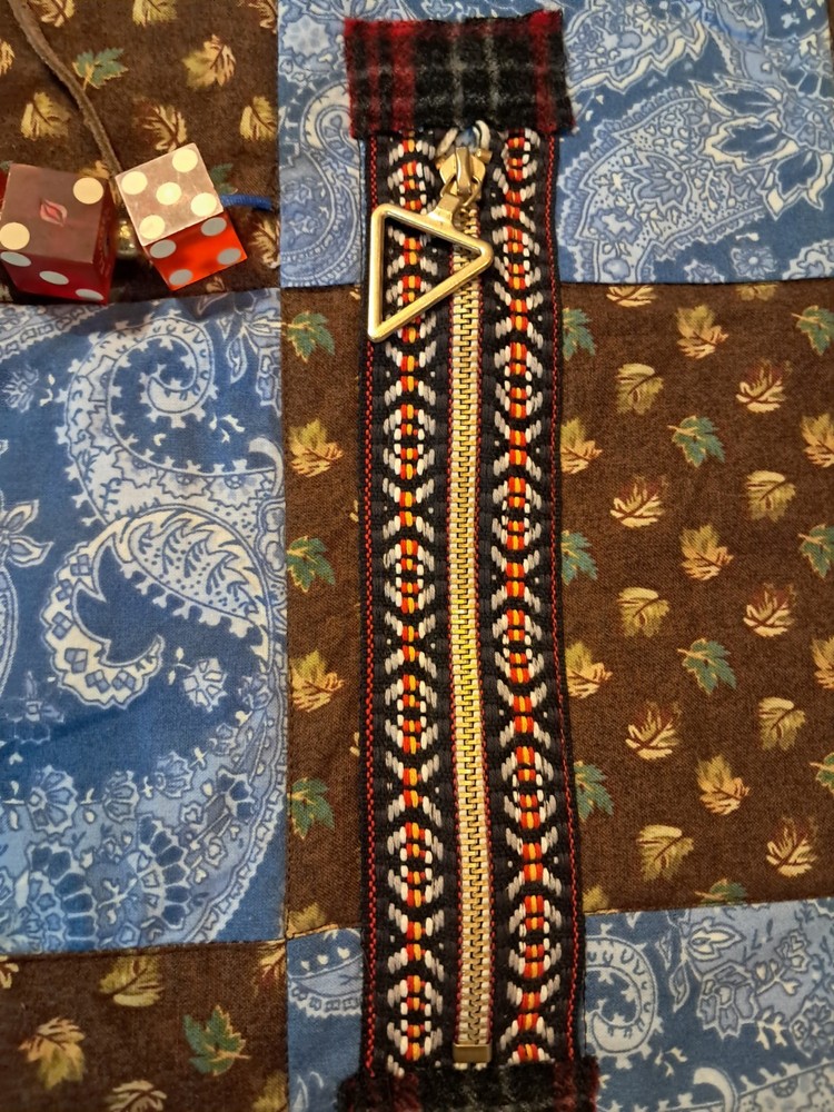 Fidget Quilt Zip Chain Button 22" Square (L)