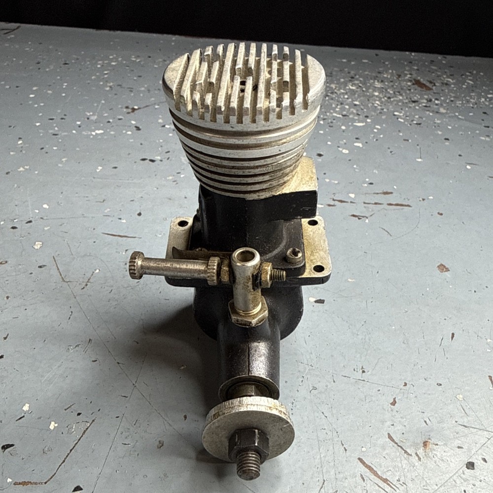 Vintage Drone Diesel Silver Crown Model Airplane Engine