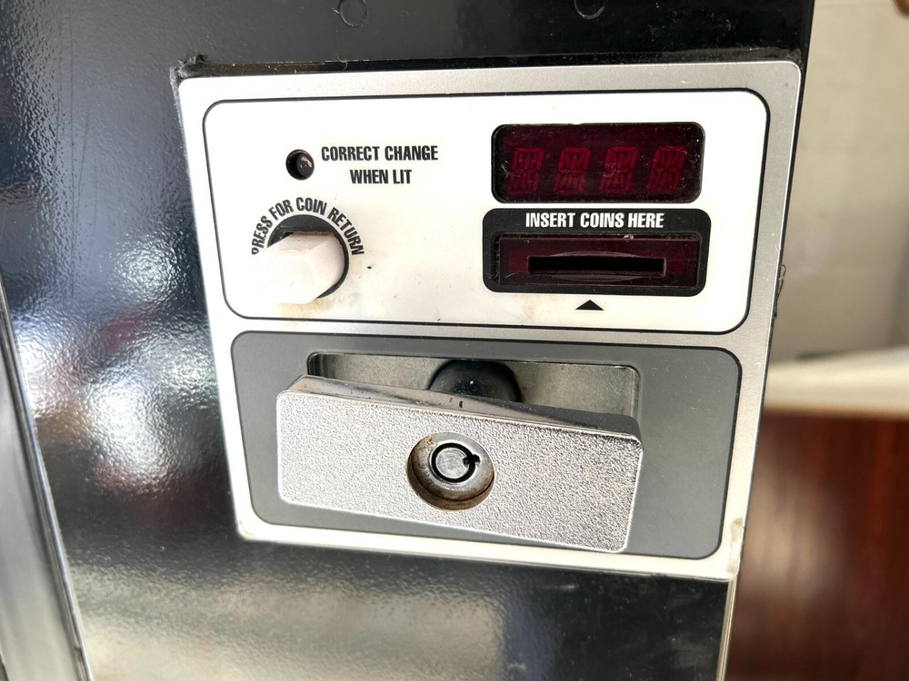 WORKING Cold Drinks Vending Machine – Coin & Dollar –Local Pickup