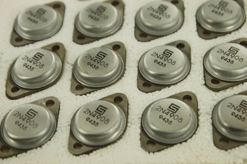 (1) NOS VINTAGE 2N4908 9438 TRANSISTOR PART