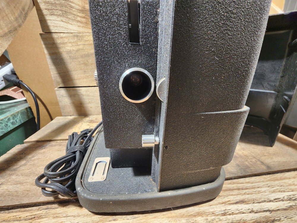 Wards 880 8MM projector zoom slow motion self threading READ DESCRIPTION BELOW.