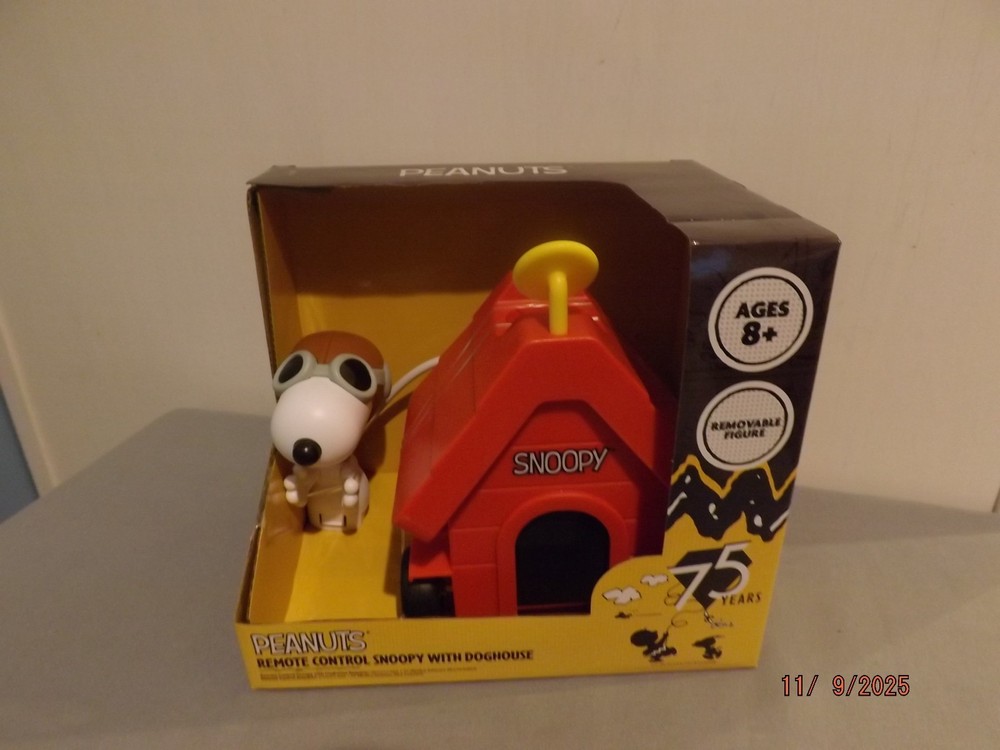 Peanuts Remote Control Snoopy with Doghouse NEW