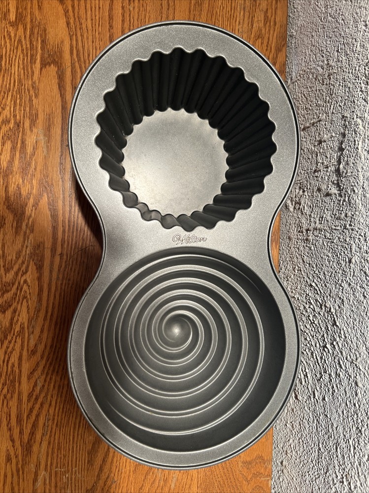 WILTON GIANT CUPCAKE PAN 2 SIDED