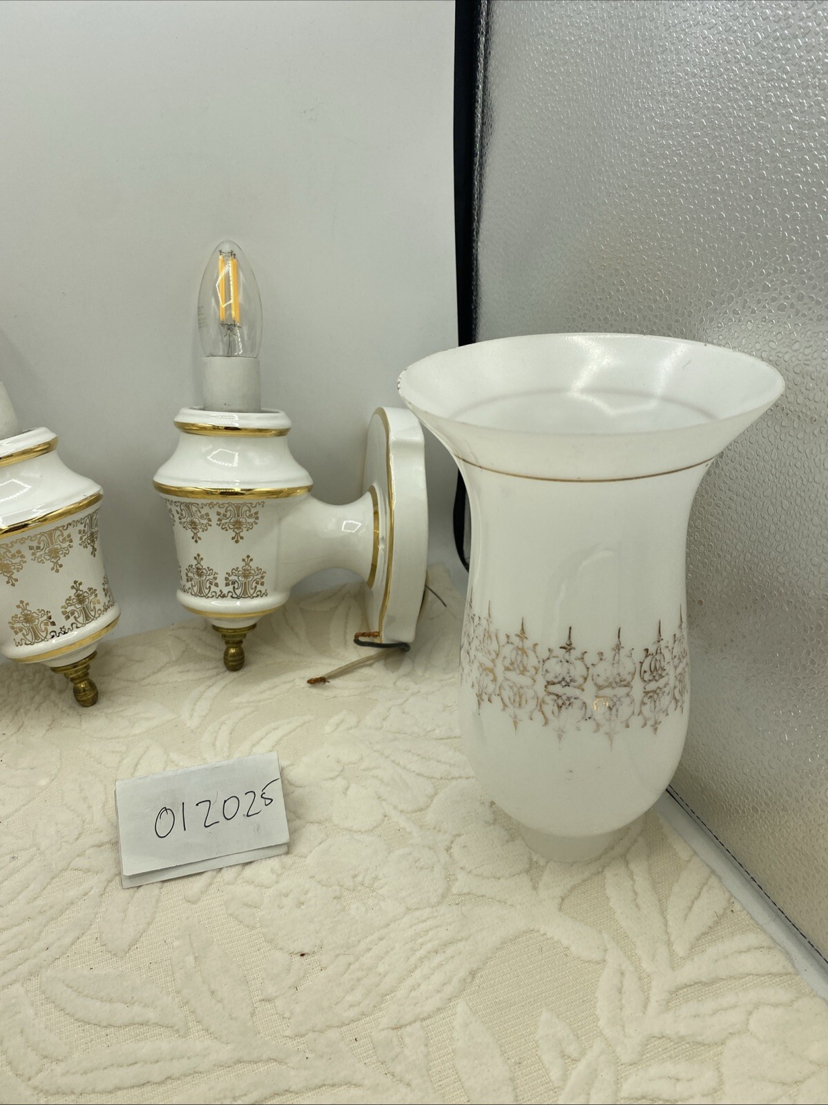 A Antique Pair Of Hollywood Regency Ceramic Porcelain Glass Gold & White Scones