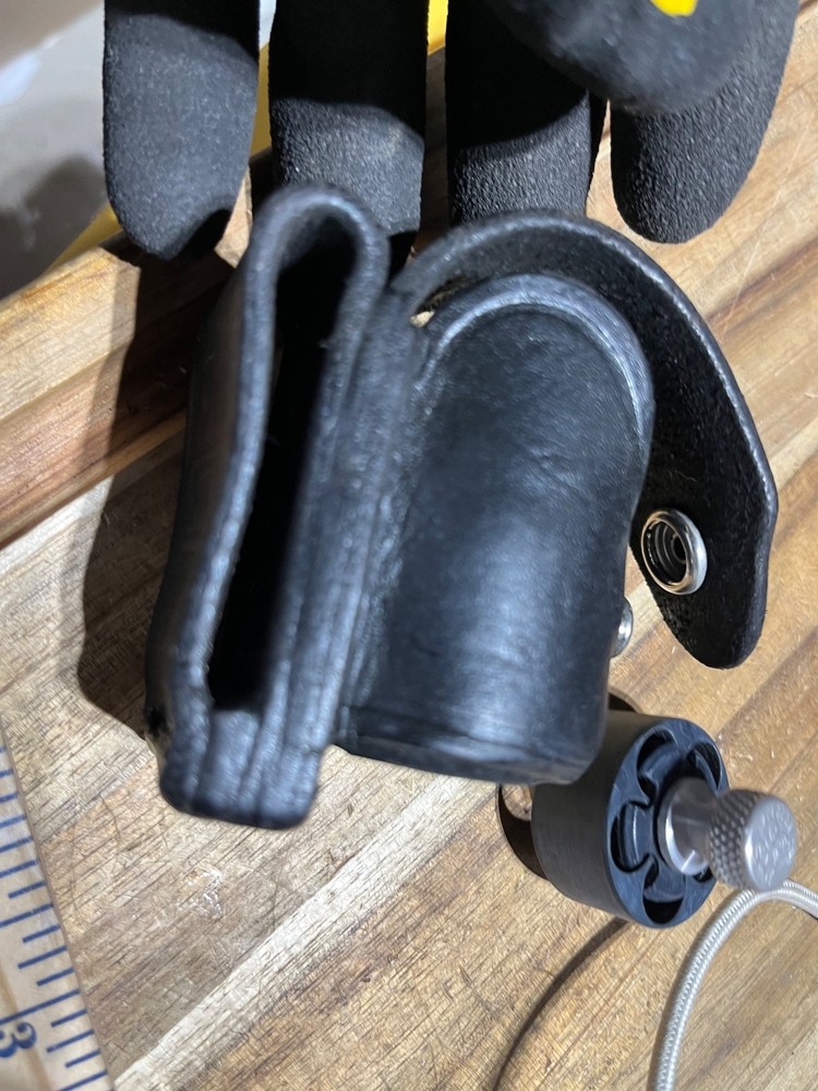 HKS Black Leather #105 Medium Speed Loader Pouch & HKS 36 loader (27308)