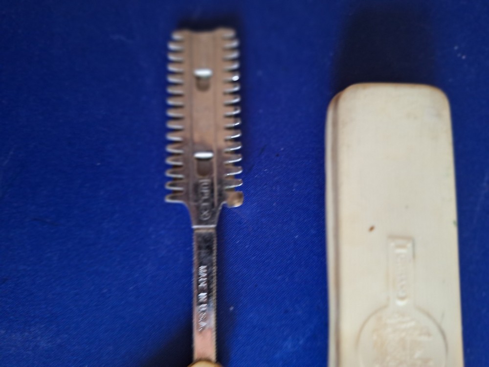 VINTAGE DURHAM DUPLEX RAZOR IN ORIGINAL PLASTIC CASE
