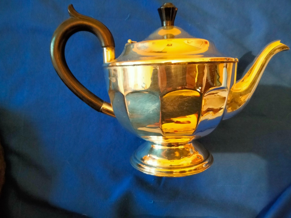 Vintage Sheffield Six Cup Capacity EPNS Deco Style Teapot - Bakelite handle