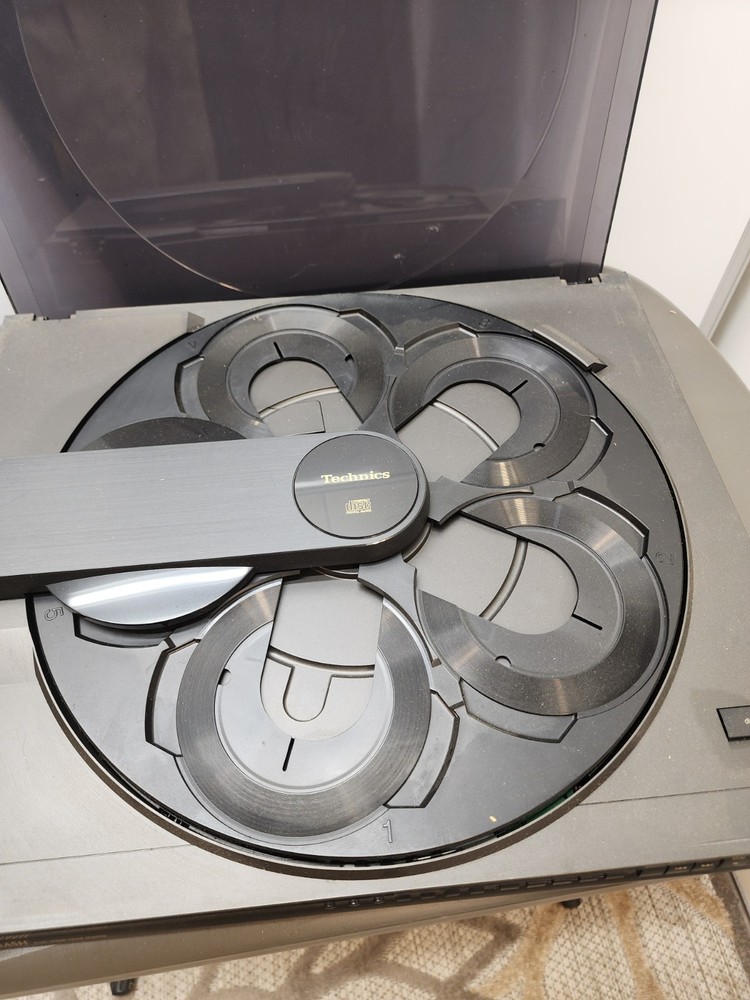 Technics 5 Dics is a multi compact displayer,No Plug