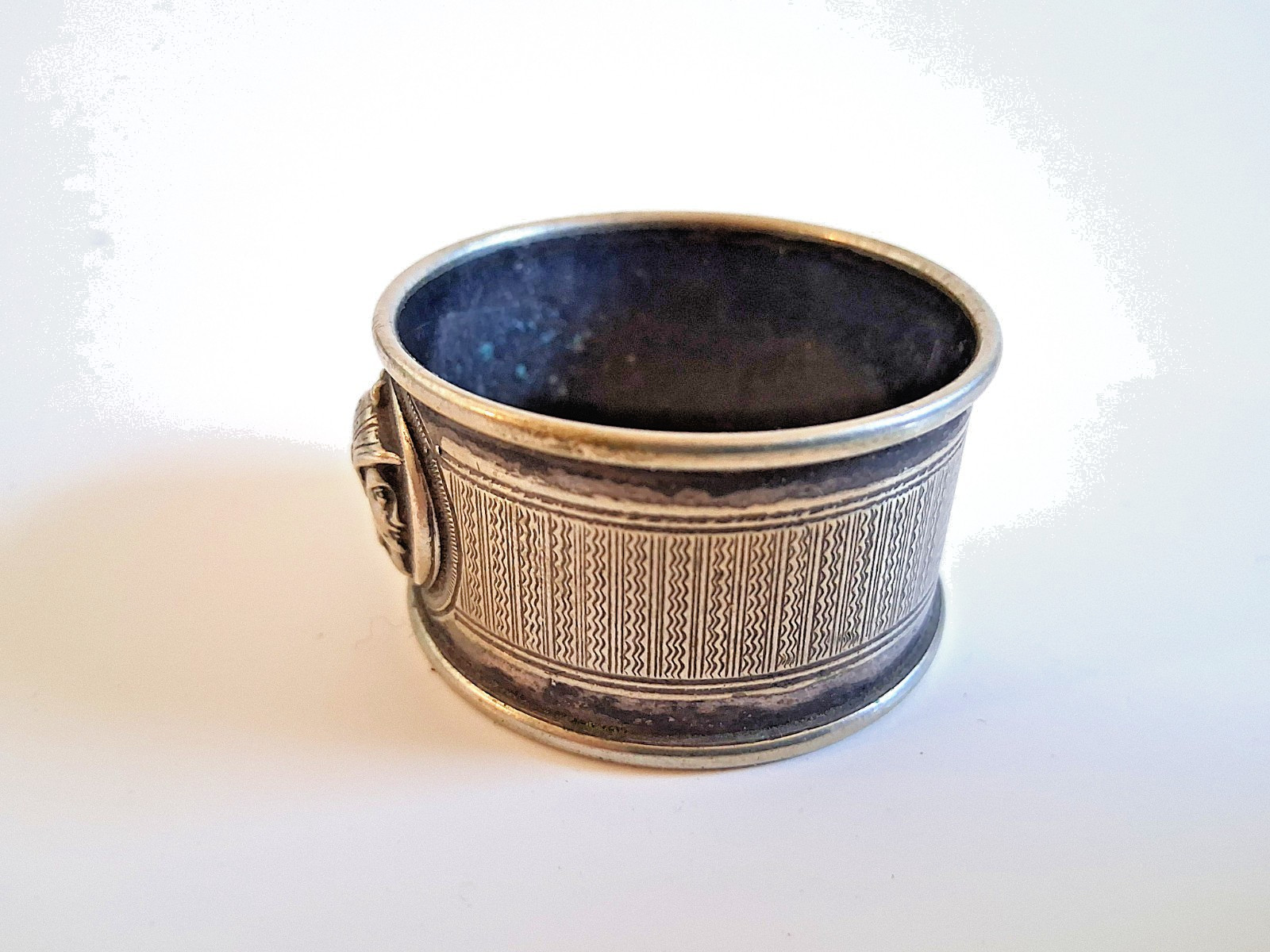 ANTIQUE MEDALLION HELMETED COIN SILVER NAPKIN RING - 26.4 GRAMS - NO MONOGRAM