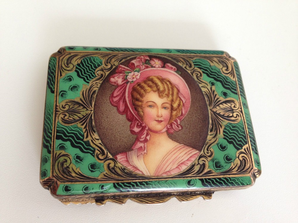 A STUNNING ANTIQUE SOLID SILVER 800 LOVELY ENAMELED AND ENGRAVED COMPACT