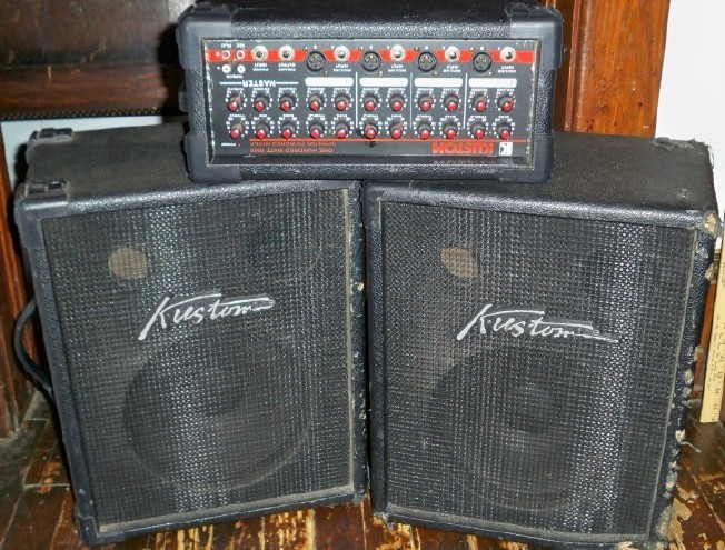 Kustom KPM4100 Powered Mixer + 2 Kustom KSE10T Speakers